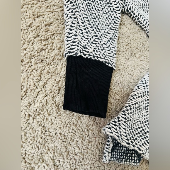 Peace Love World Monochrome Patterned Sweatshirt - Picture 11 of 13